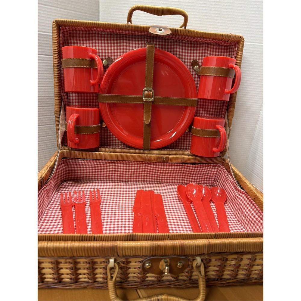 ALL ORIGINAL ENGLISH STYLE WICKER PICNIC BASKET WITH~Service 4. SEE PICTURES